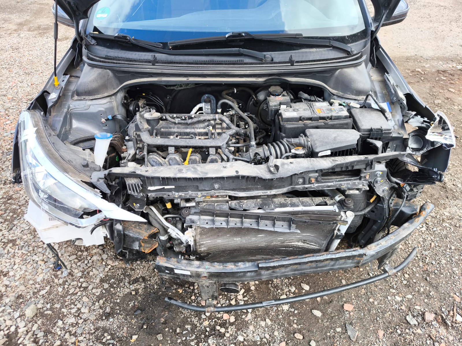 Stark beschädigtes Unfallauto mit Frontschaden nach Auffahrunfall in Erlangen zum Verkaufen an Händler