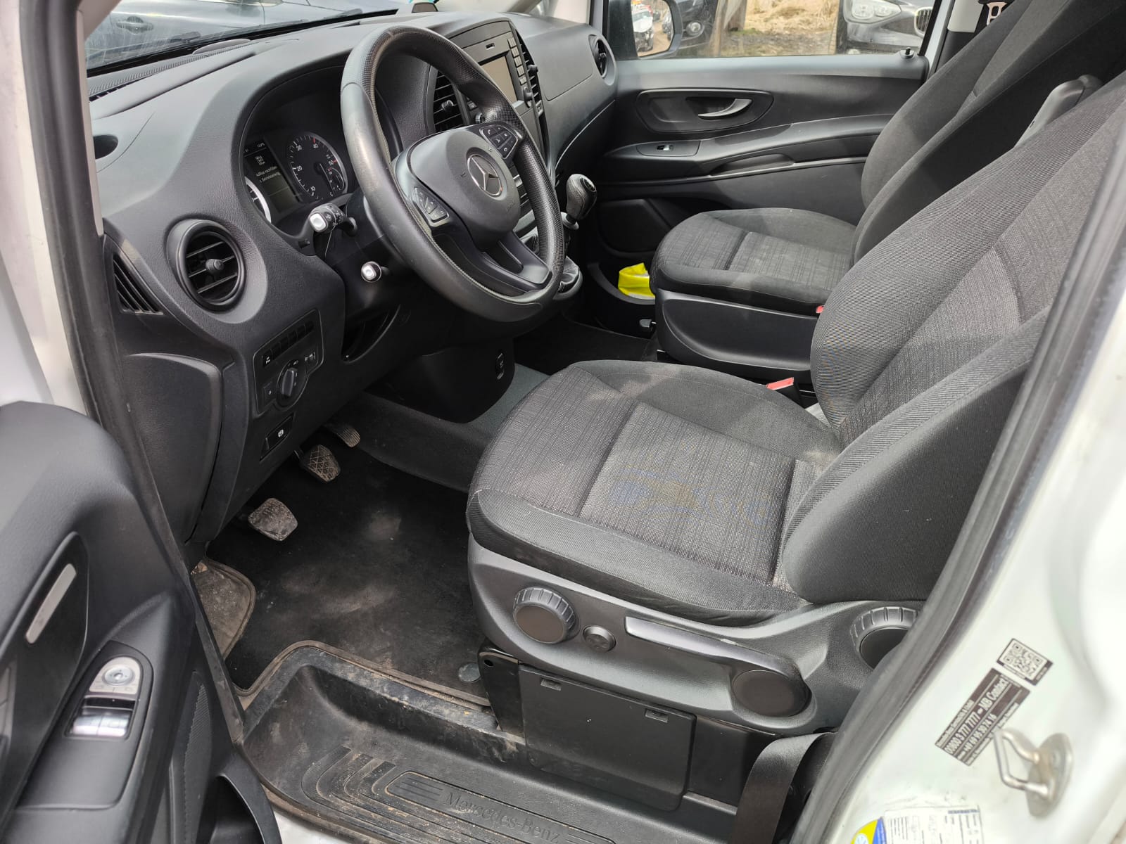 Innenraum eines Mercedes Transporters der bereits verkauft wurde und zeigt wie bequem Autobesitzer in Eschweiler ihren Wagen online verkaufen können