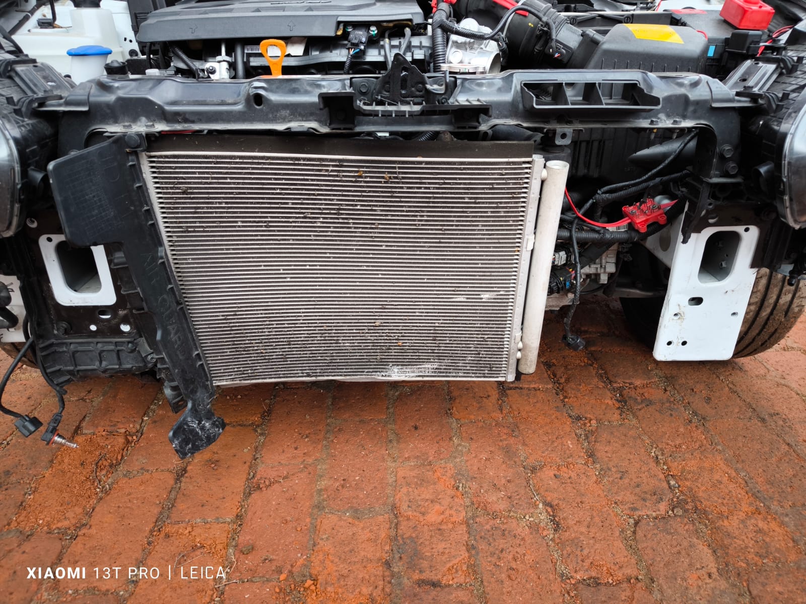 Stark beschädigte Fahrzeugfront mit freiliegendem Kühler nach Unfall in Eschweiler für Unfallwagen verkaufen