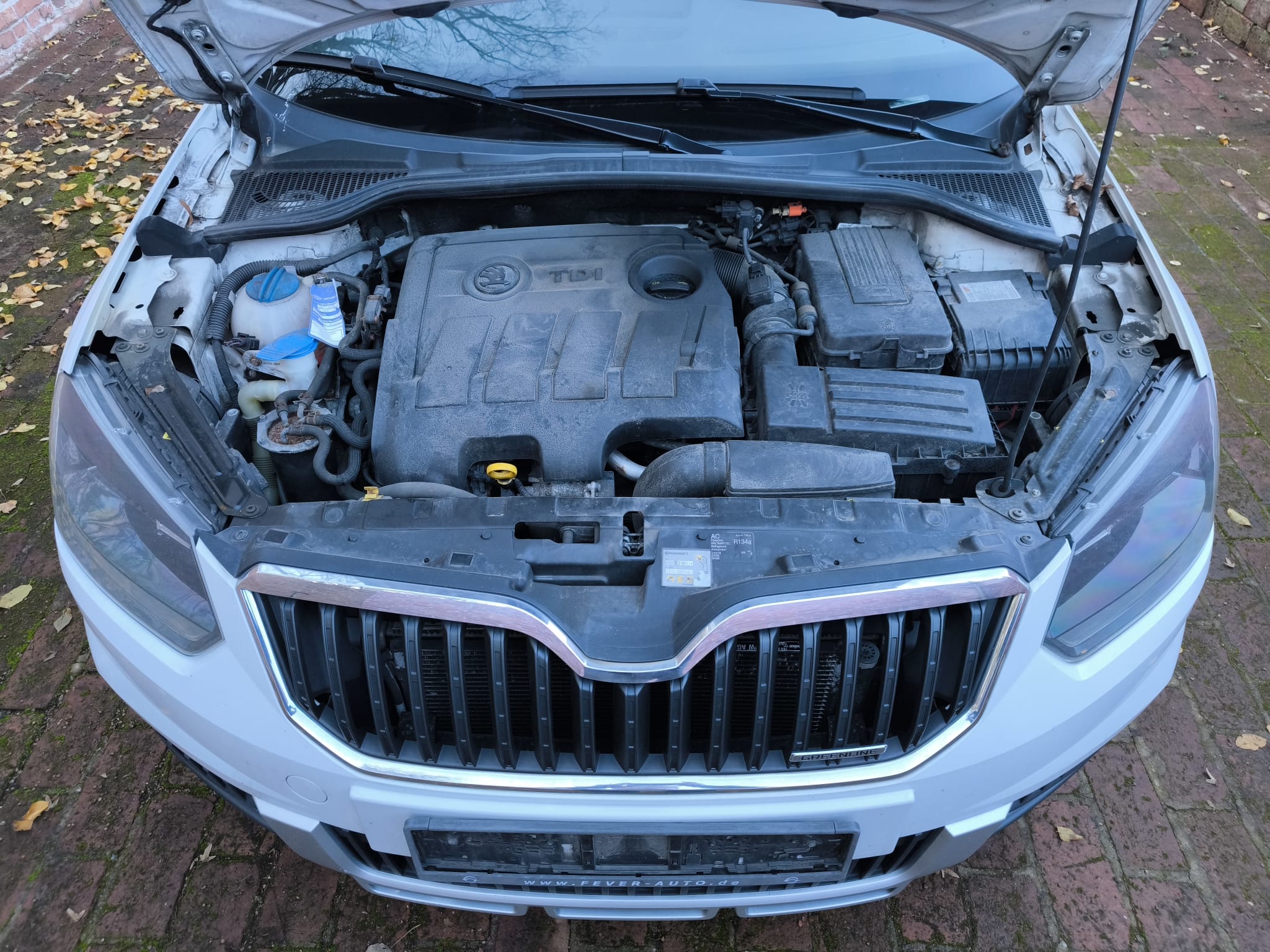 Skoda TDI mit Motorschaden im geöffneten Motorraum in Essen verkaufen