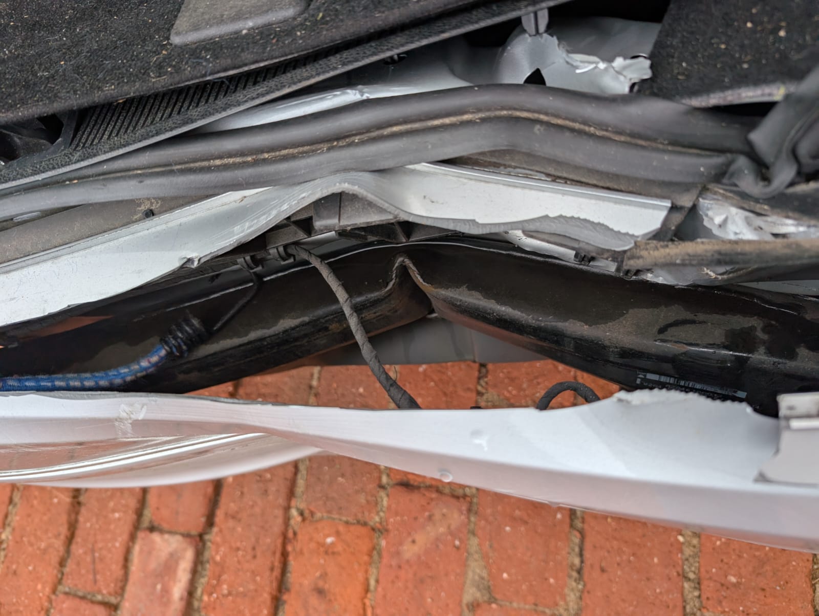 Stark beschädigte Heckkarosserie eines Unfallwagens in Esslingen am Neckar verkaufen