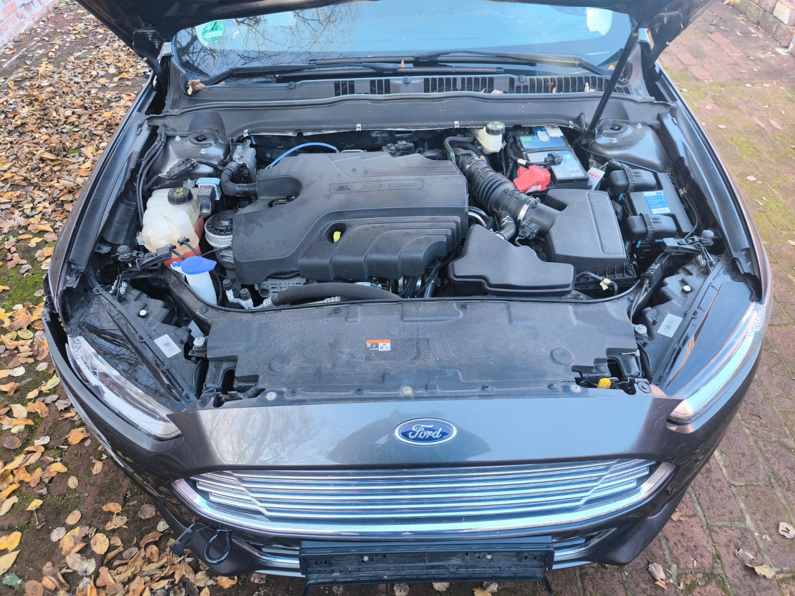 Ford Mondeo mit geöffnetem Motorraum nach Motorschaden in Euskirchen verkaufen