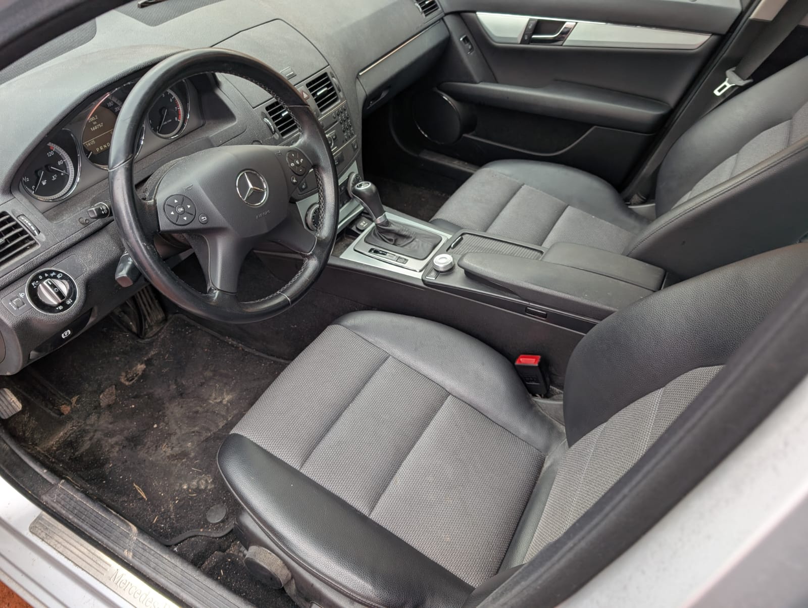 Mercedes Innenraum eines gebrauchten Kombis mit Motorschaden in Falkensee verkaufen