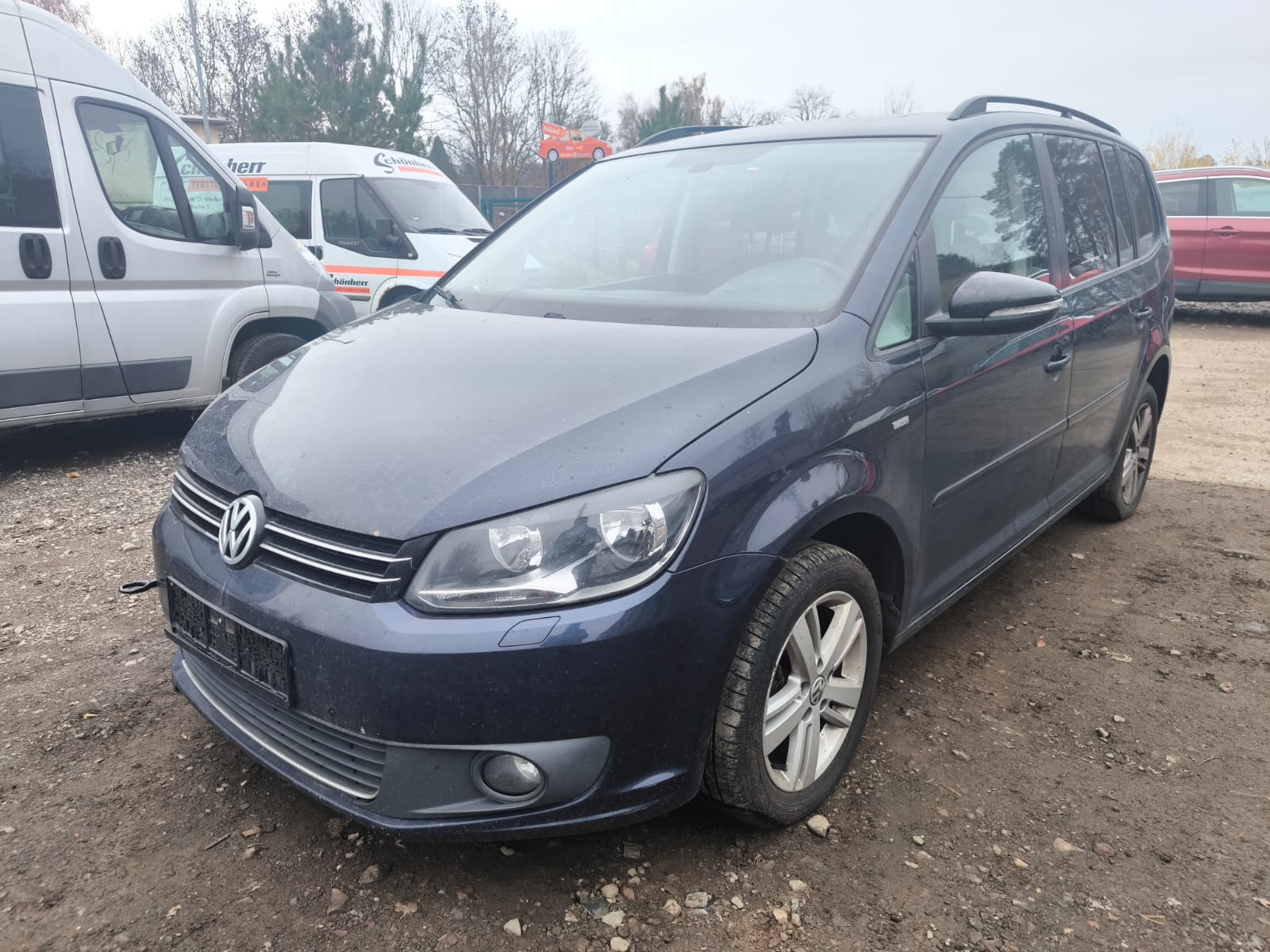 VW Touran Familienauto in Falkensee als bereits verkaufter Unfallwagen für regionalen Auto Verkauf