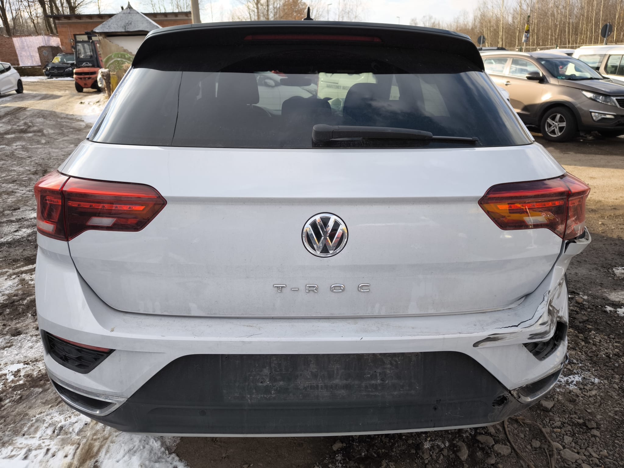 Beschädigter VW T-Roc mit Heckschaden nach Unfall in Falkensee verkaufen