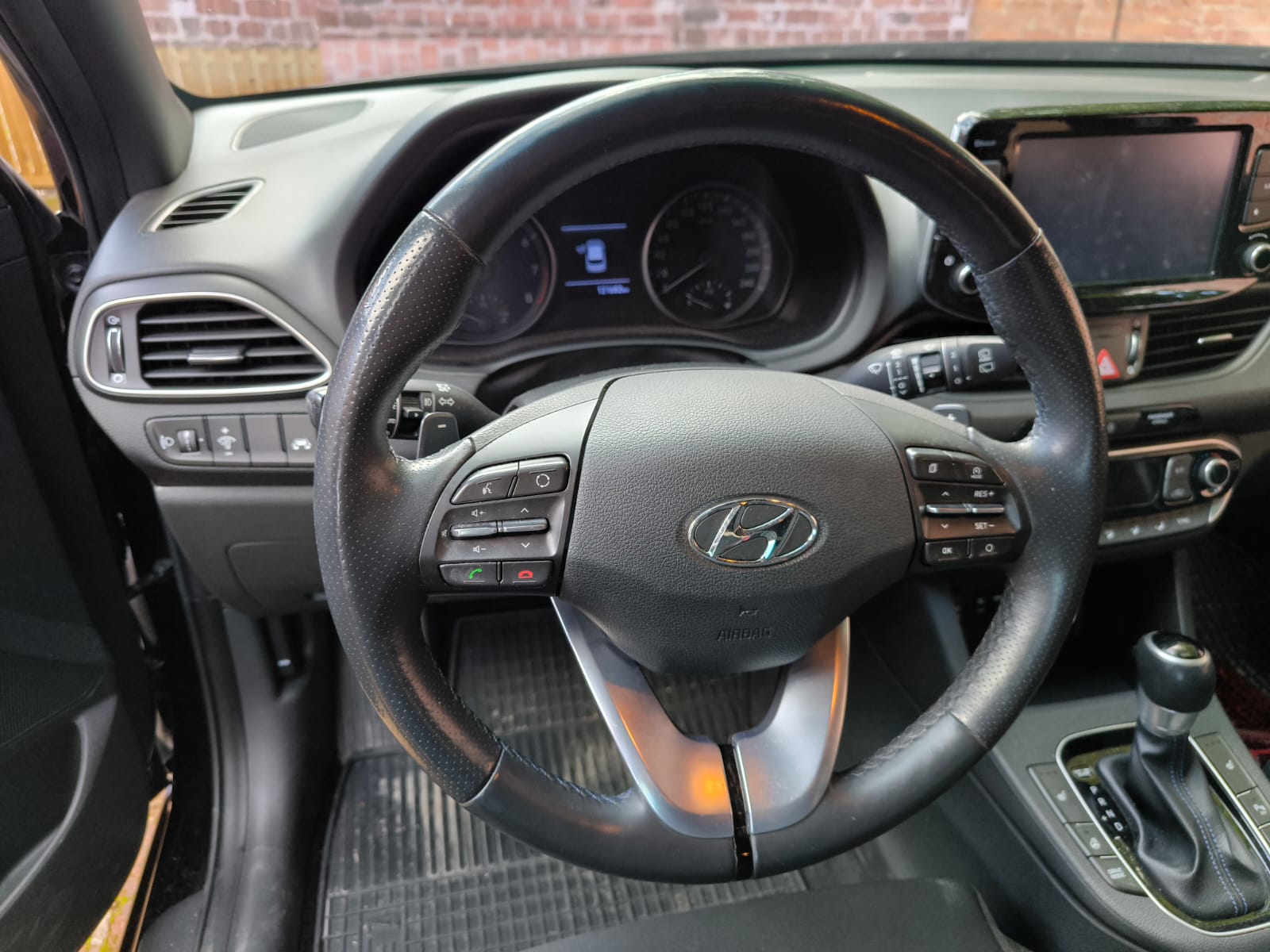 Hyundai Innenraum mit Lenkrad und Automatikschaltung bei marktgerechter Fahrzeugbewertung in Filderstadt verkaufen