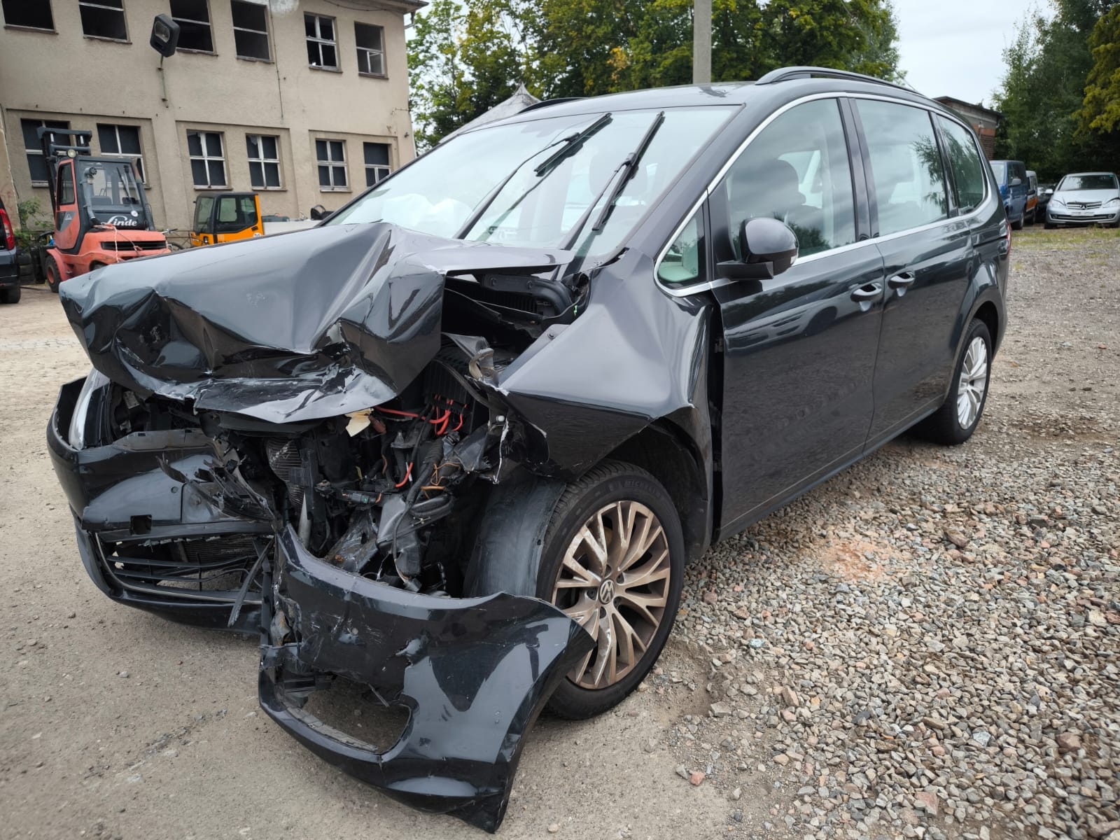 VW Sharan mit Frontschaden in Filderstadt erfolgreich als Unfallwagen verkaufen