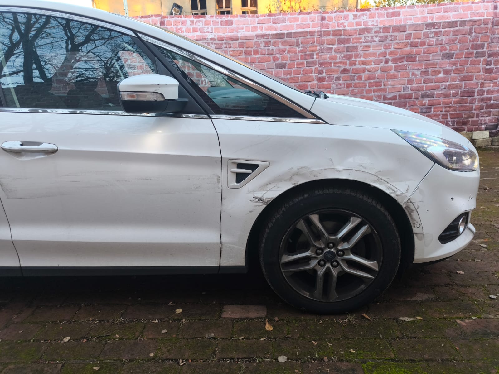 Beschädigter Ford Kombi mit Seitenschaden nach Unfall in Filderstadt verkaufen