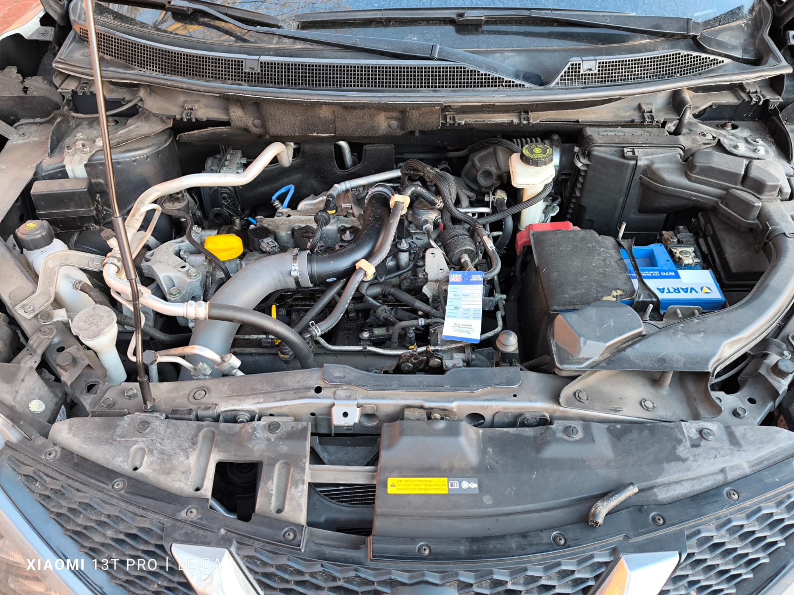 Motorraum eines Dacia mit Getriebeschaden in Flensburg problemlos verkaufen