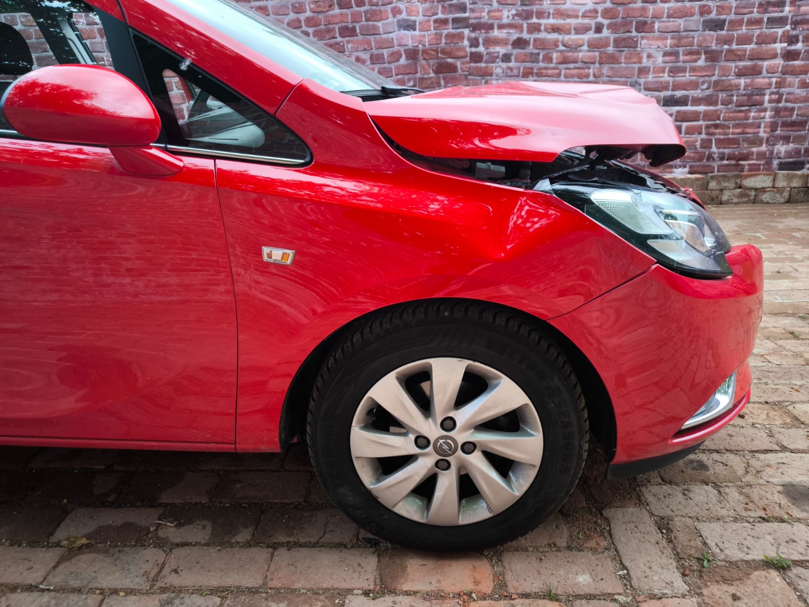 Roter Opel mit Frontschaden nach Autounfall in Flensburg verkaufen