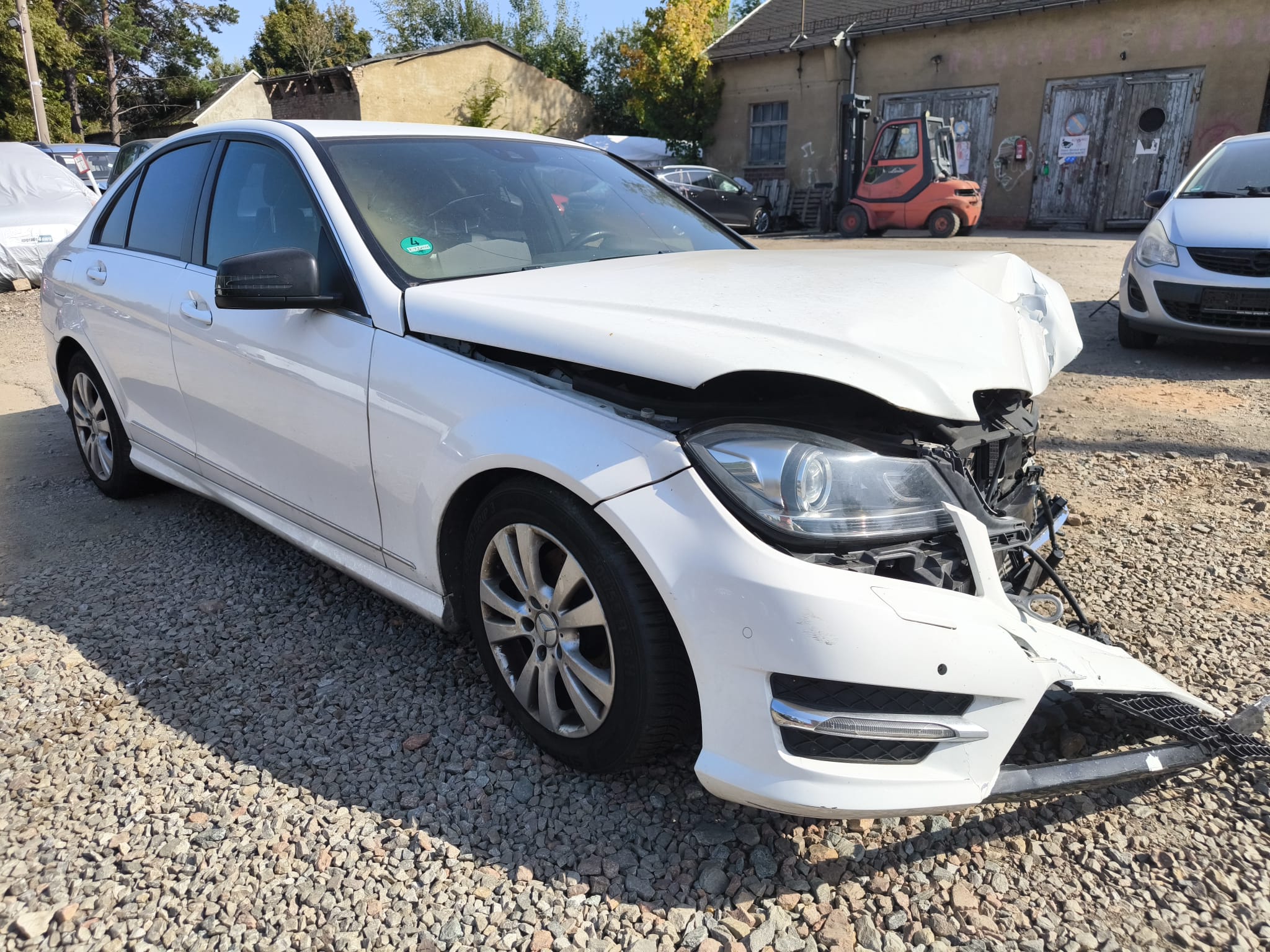 Beschädigter Mercedes C Klasse mit Frontschaden auf Schotterplatz nach Unfall in Forchheim verkaufen