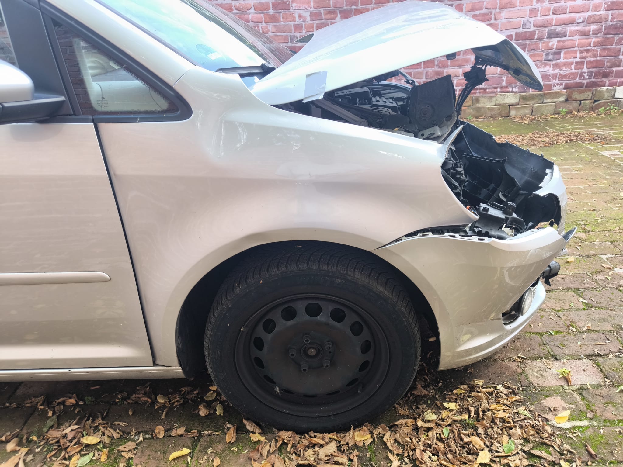 Beschädigter VW Golf mit starkem Frontschaden nach Unfall für Verkauf in Frankenthal