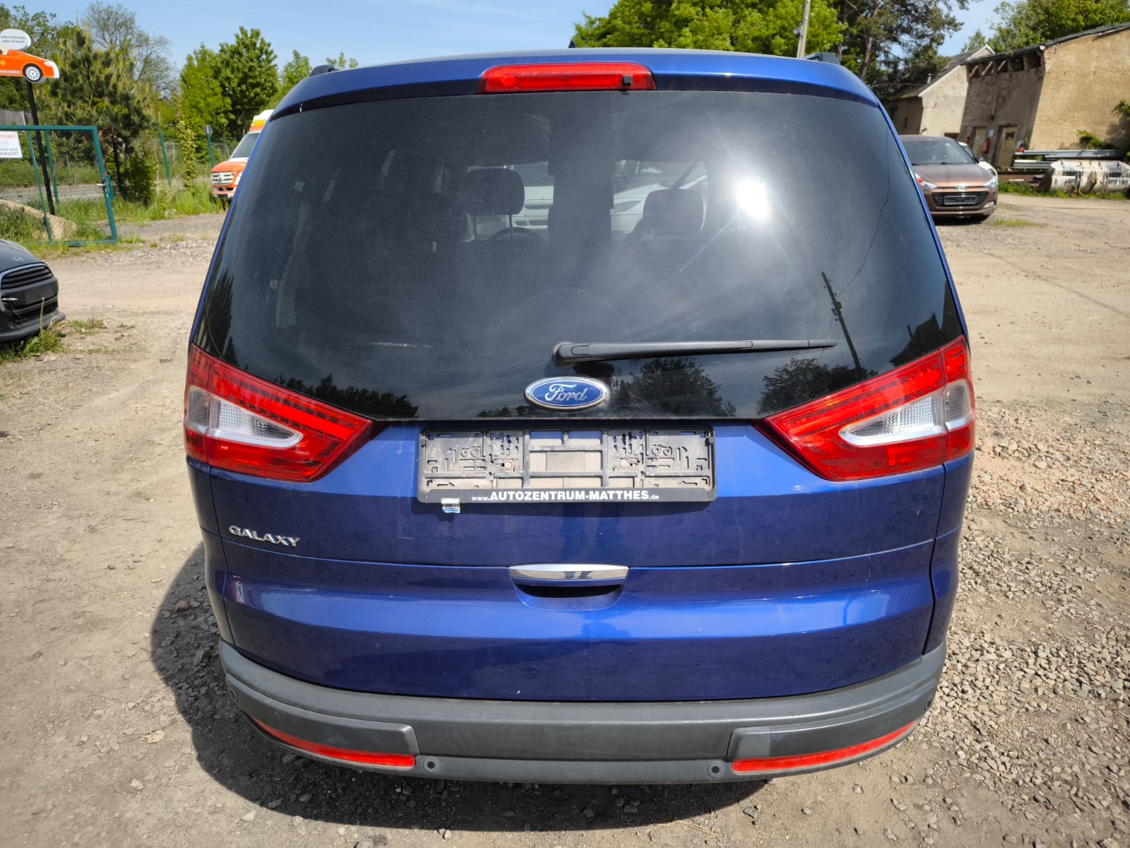 Blauer Ford Galaxy bereits verkauft auf Hof zeigt einfachen Ablauf zum Auto verkaufen in Frankfurt am Main