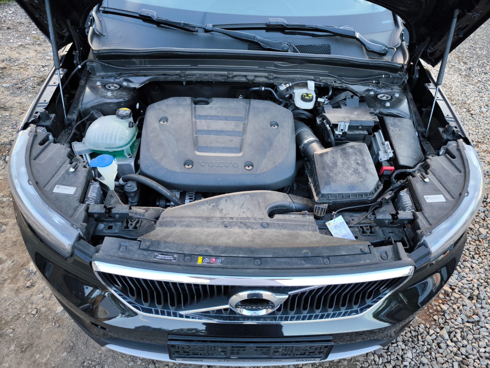 Volvo mit Motorschaden im Motorraum in Frankfurt am Main für schnellen Autoverkauf