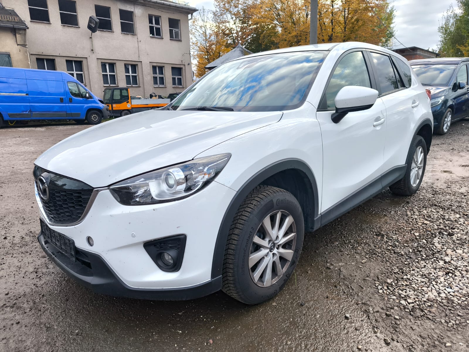 Weißer Mazda CX-5 SUV als bereits verkaufter Unfallwagen auf Schotterplatz in Freiberg für PKW online verkaufen