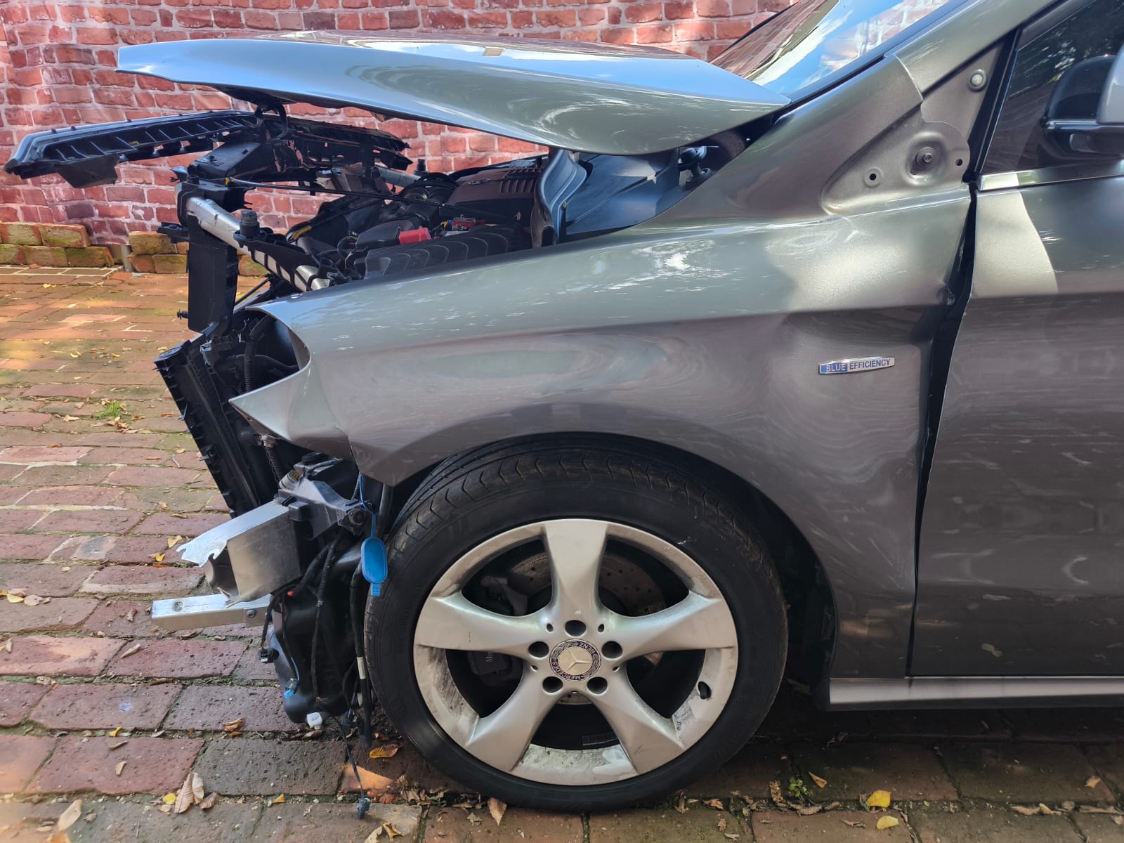 Stark beschädigter Mercedes mit Frontschaden nach Unfall in Freiberg zum Verkaufen eines Unfallautos