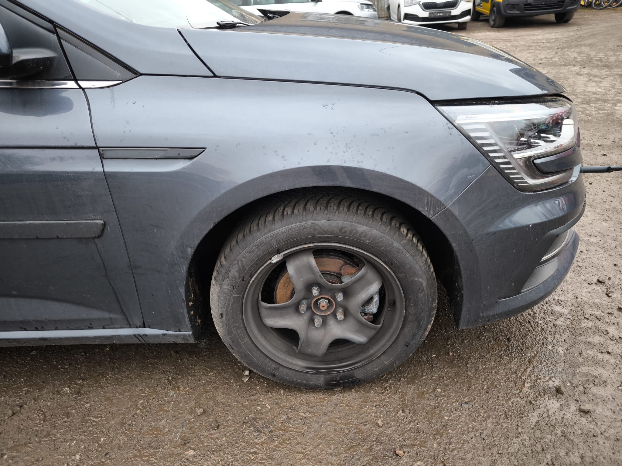 Renault Megane mit beschädigter Vorderachse als bereits verkaufter Unfallwagen in Freising günstig verkaufen