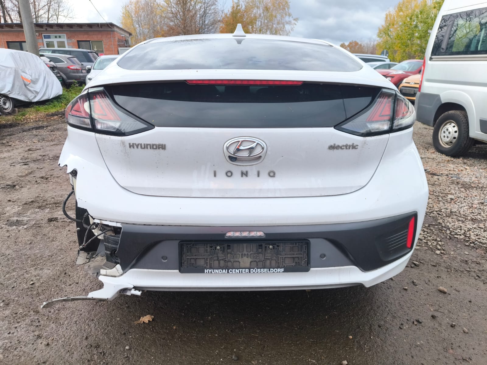 Beschädigter Hyundai Ioniq Elektro mit Heckschaden nach Unfall in Freising günstig verkaufen