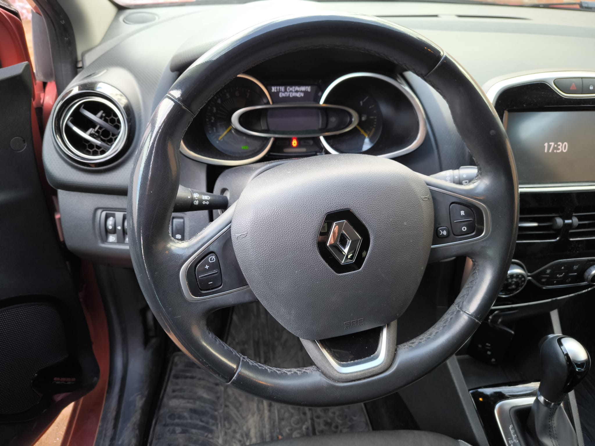 Renault Clio Innenraum mit Lenkrad und Armaturenbrett nach Fahrzeugverkauf in Freital bewerten