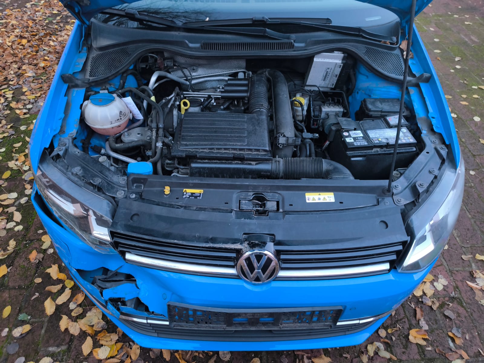 Verunfallten VW mit Frontschaden im geöffneten Motorraum in Freital verkaufen