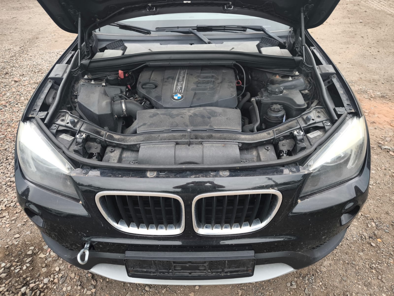 BMW SUV mit geöffnetem Motorraum und Motorschaden in Friedrichshafen verkaufen