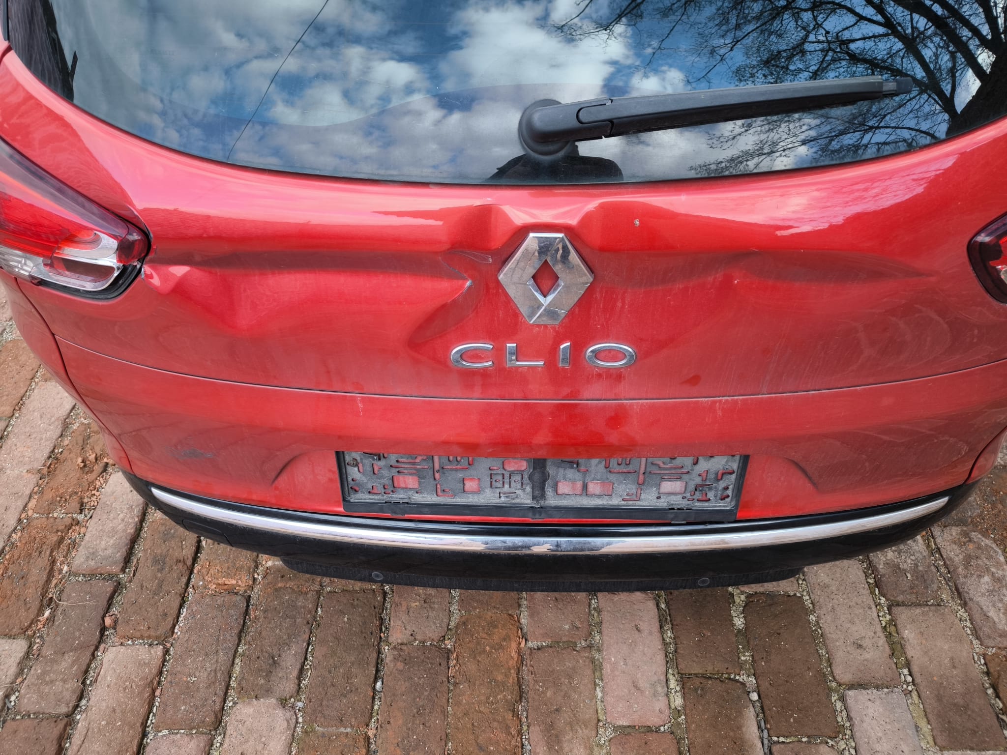 Roter Renault Clio mit Heckschaden nach Unfall in Friedrichshafen verkaufen