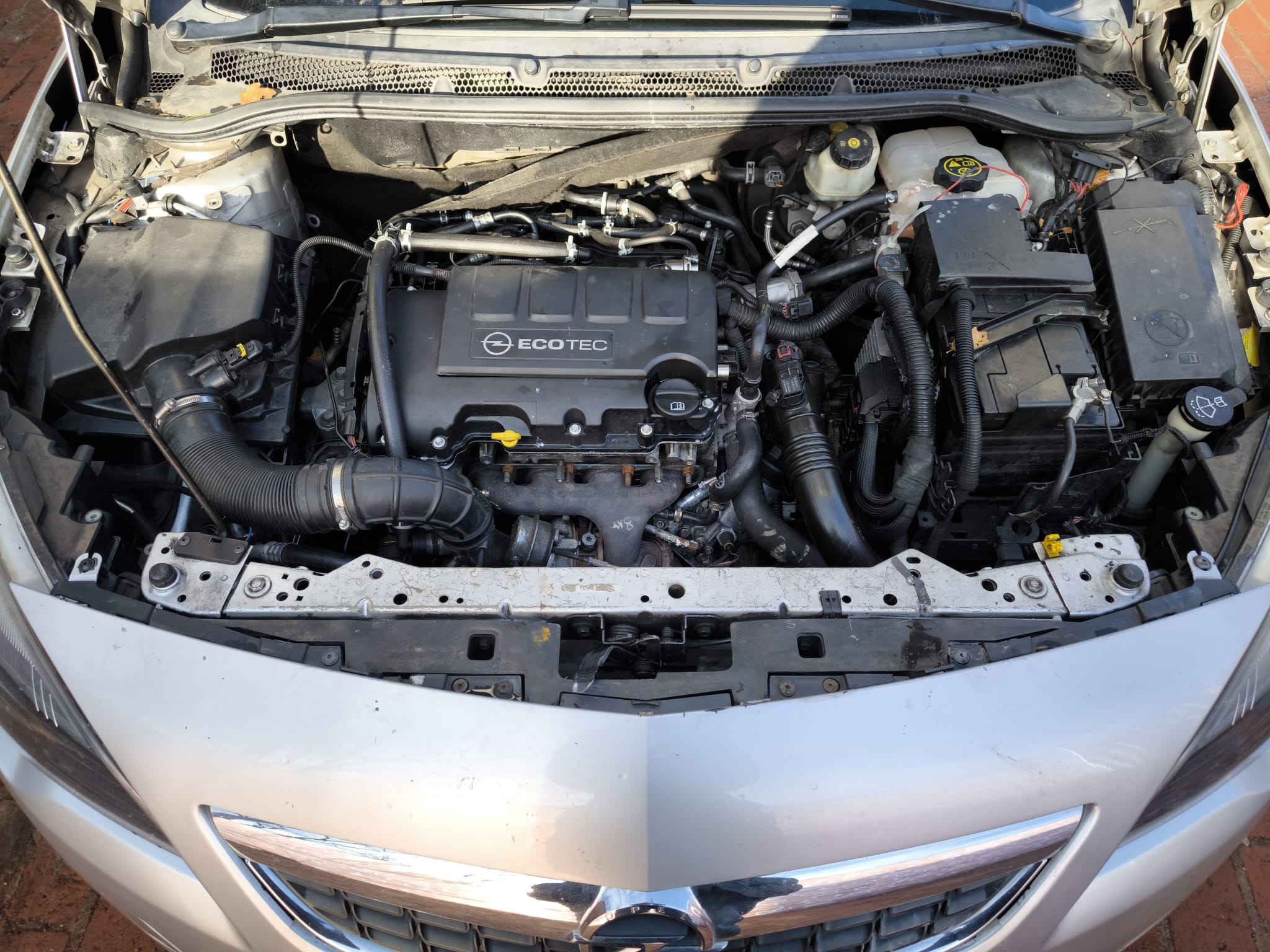 Opel Motorraum mit Ecotec Motor in Fürth von Auto mit Motorschaden bereits verkauft