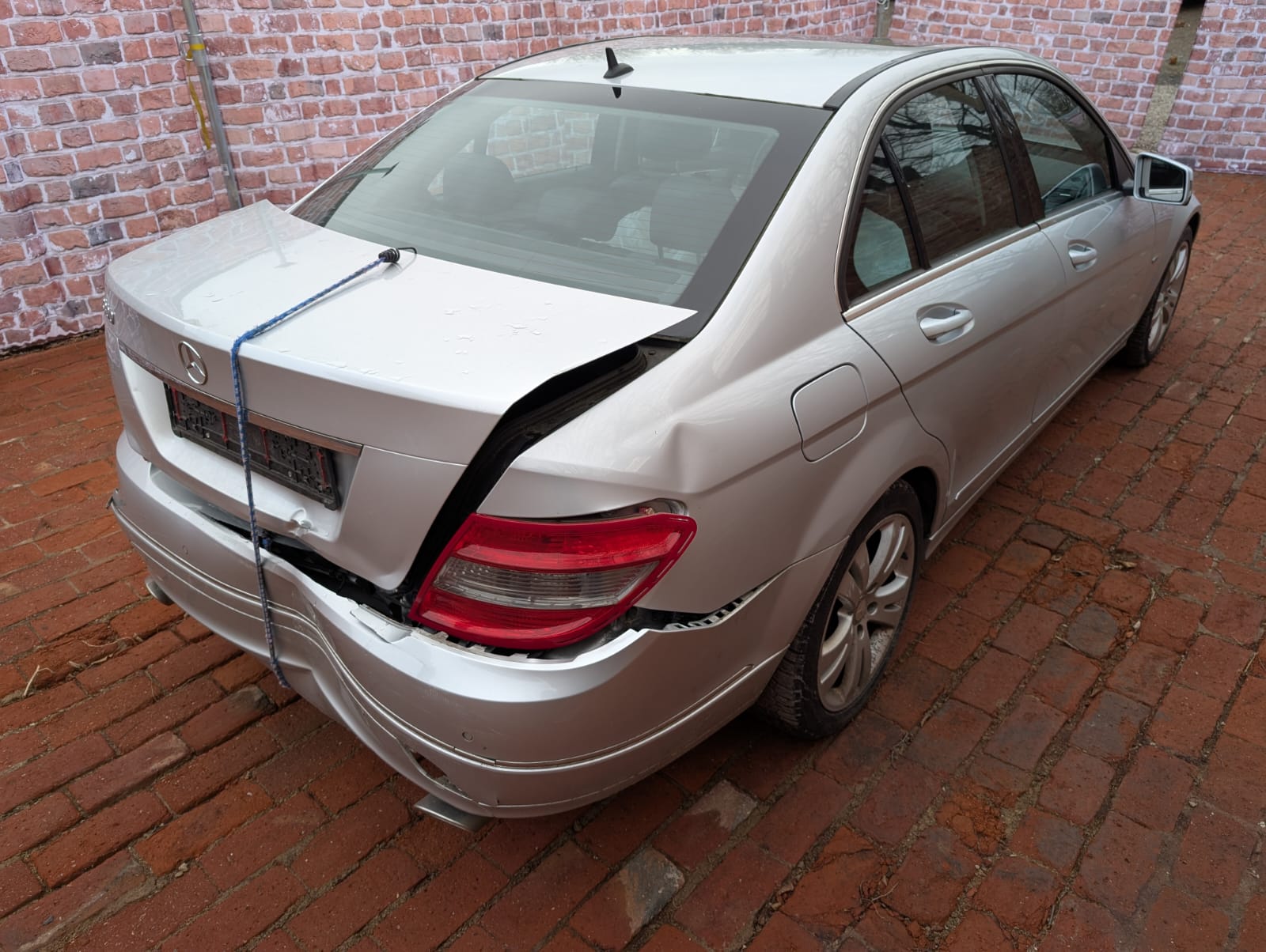 Beschädigte Mercedes C-Klasse mit Heckschaden nach Unfall für den Verkauf als Unfallwagen in Fürth und Umgebung