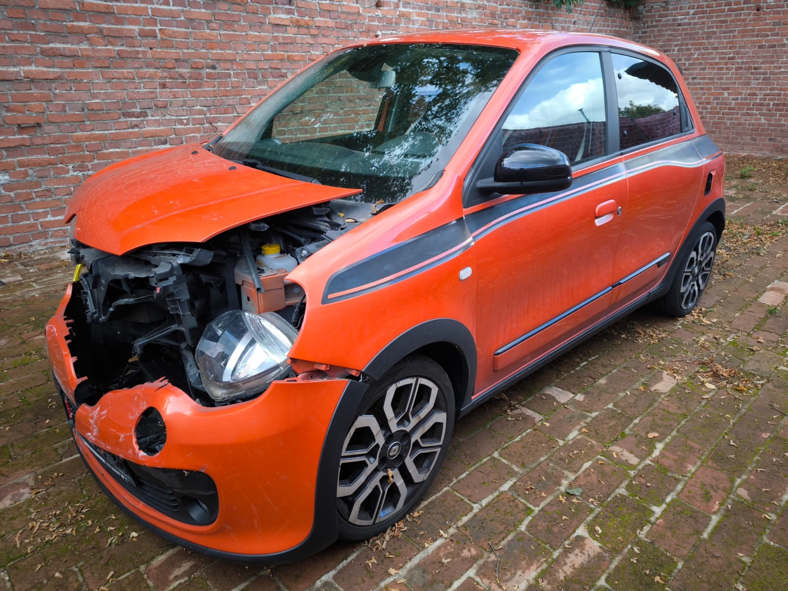 Unfallauto Renault Twingo in Fulda verkaufen mit Frontschaden auf Hof