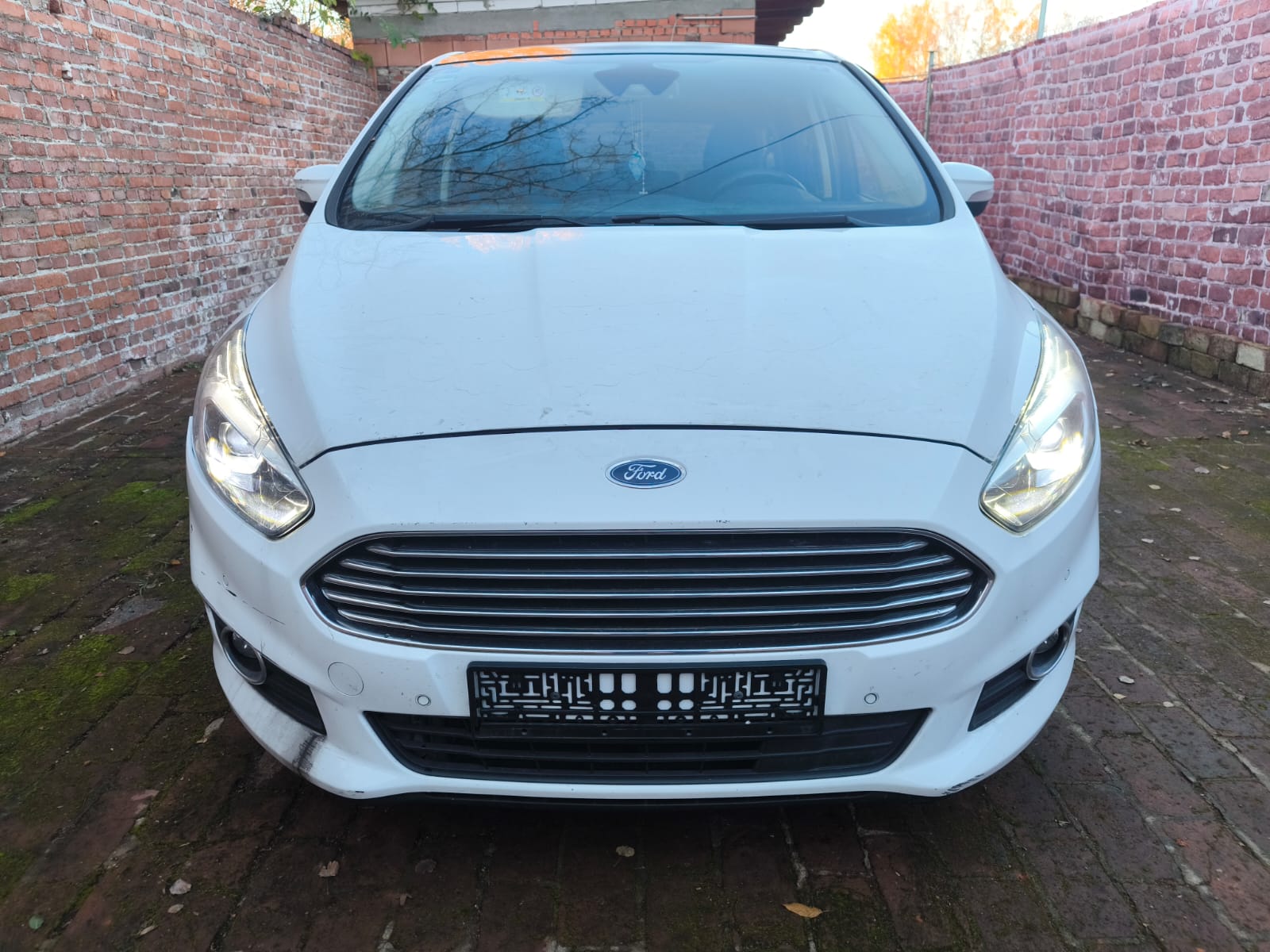 Weißer Ford S-Max mit Motorschaden auf Hof nach Verkauf in Garbsen