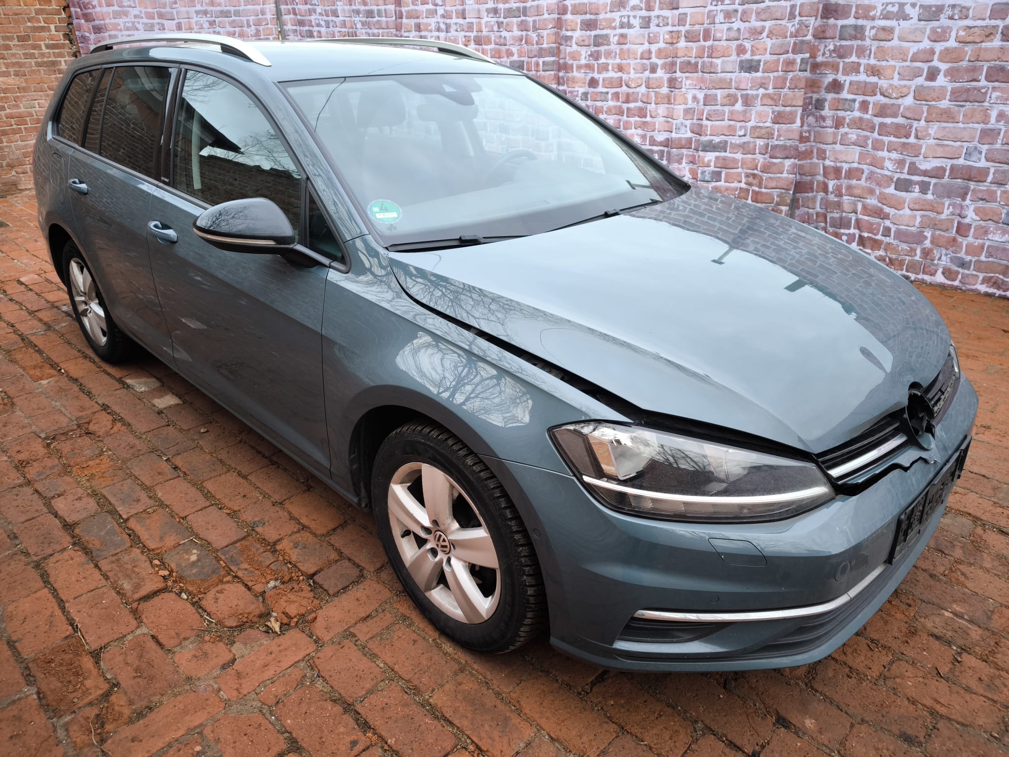 Beschädigter VW Golf Kombi vorne, bereits verkauftes Auto, das in Garbsen an einen Autoankäufer veräußert wurde