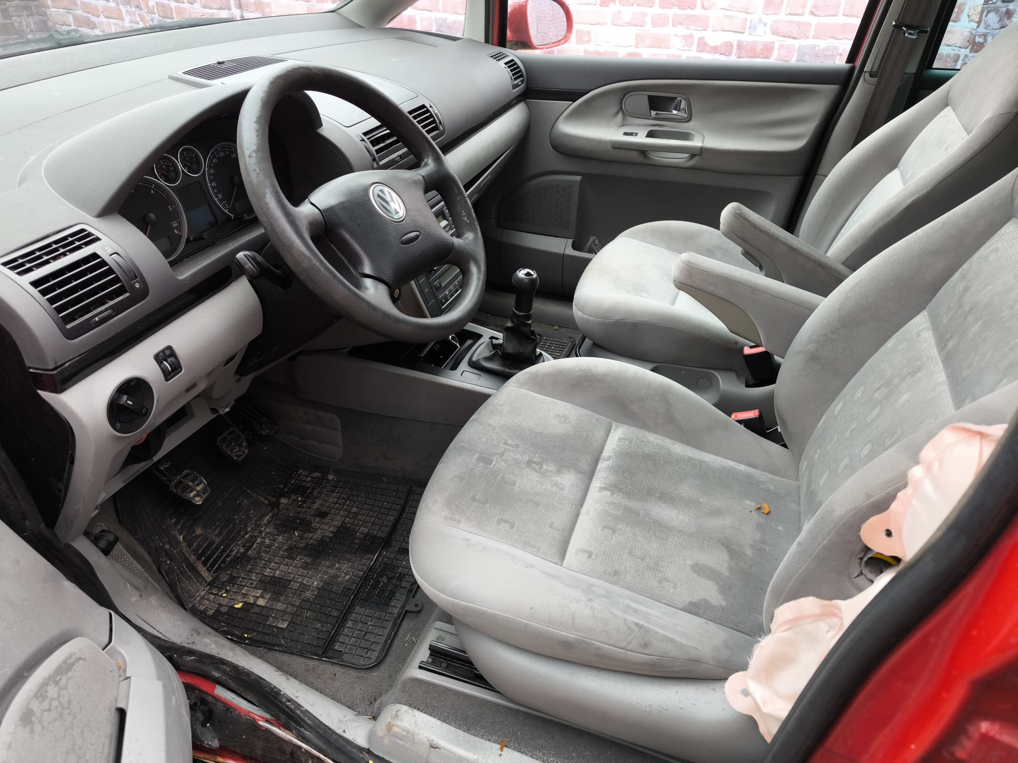 Innenraum eines gebrauchten VW Touran nach Unfall für sicheren Auto Verkauf in Garbsen