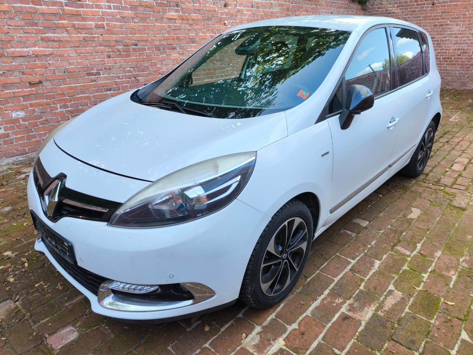 Weißer Renault Scenic als bereits verkaufter Gebrauchtwagen in Gelsenkirchen für alle die ihr Auto schnell und sicher verkaufen möchten