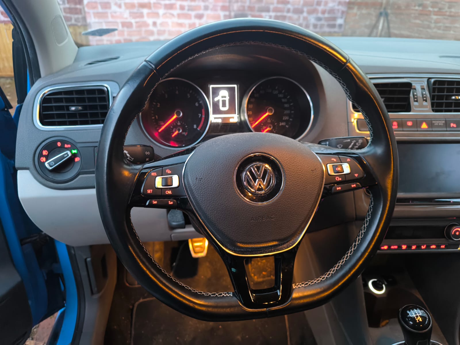 VW Golf Innenraum mit beleuchtetem Armaturenbrett und Lenkrad für Gebrauchtwagen in Gelsenkirchen verkaufen