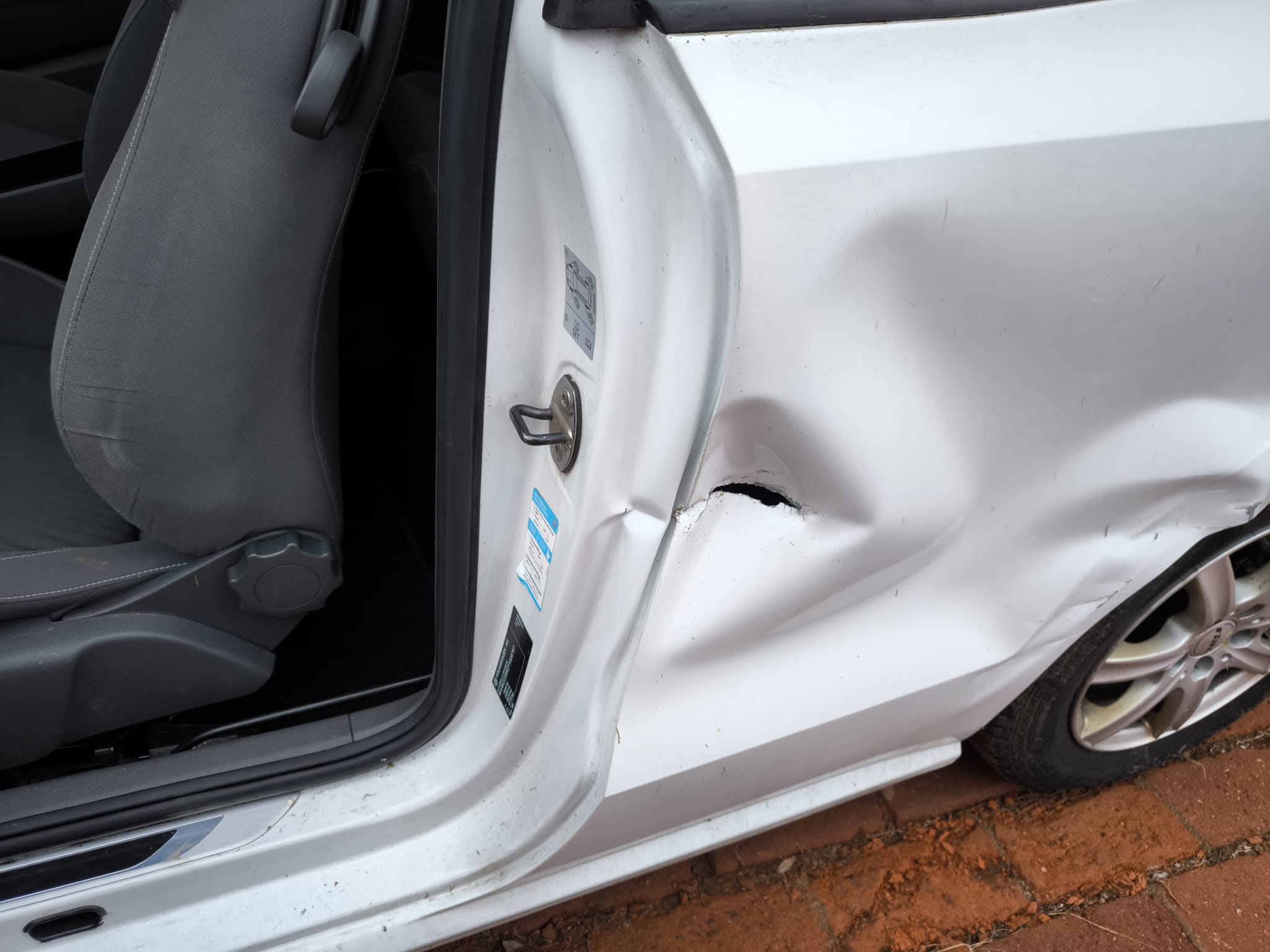 Unfallwagen in Gelsenkirchen mit eingedrückter seitlicher Tür und Blechschaden verkaufen