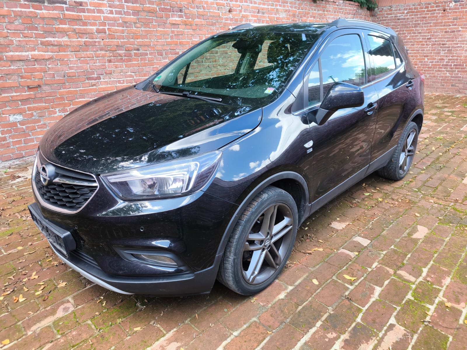 Opel Mokka in Gera sicher verkaufen - Beispiel eines bereits angekauften Fahrzeugs vor Ziegelmauer