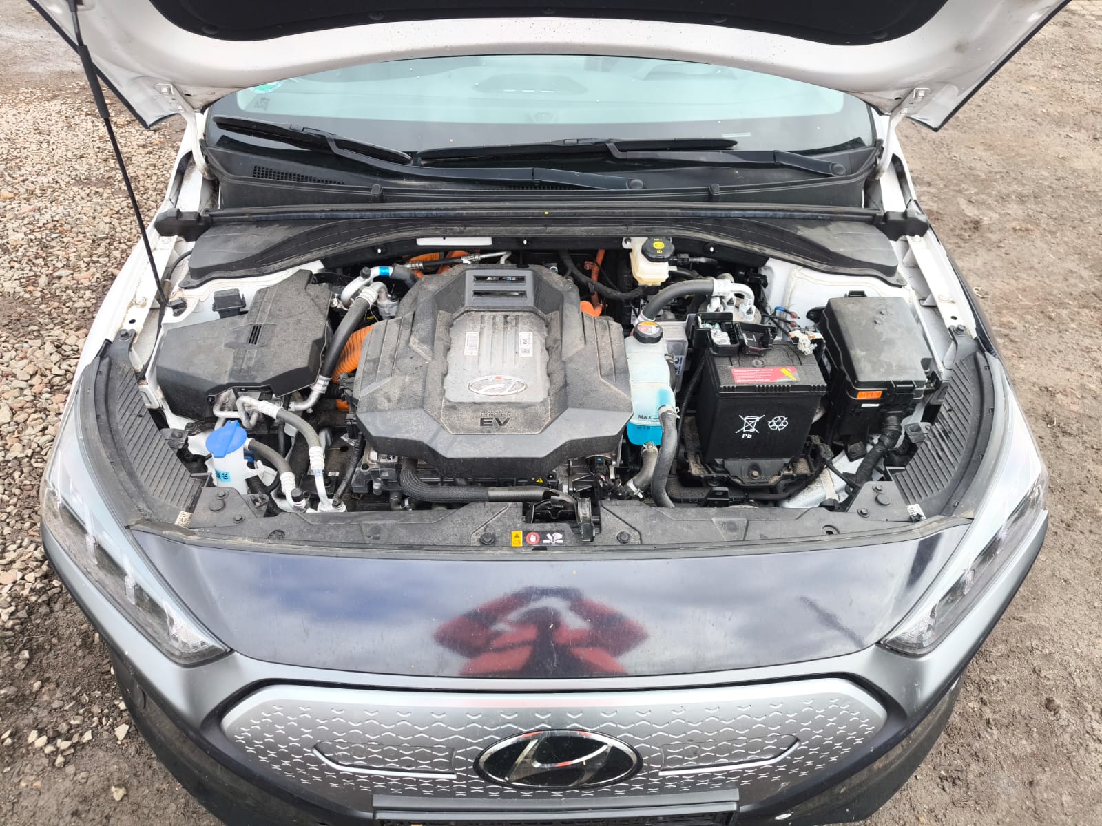 Hyundai Elektroauto mit geöffnetem Motorraum nach Getriebeschaden in Geretsried verkaufen