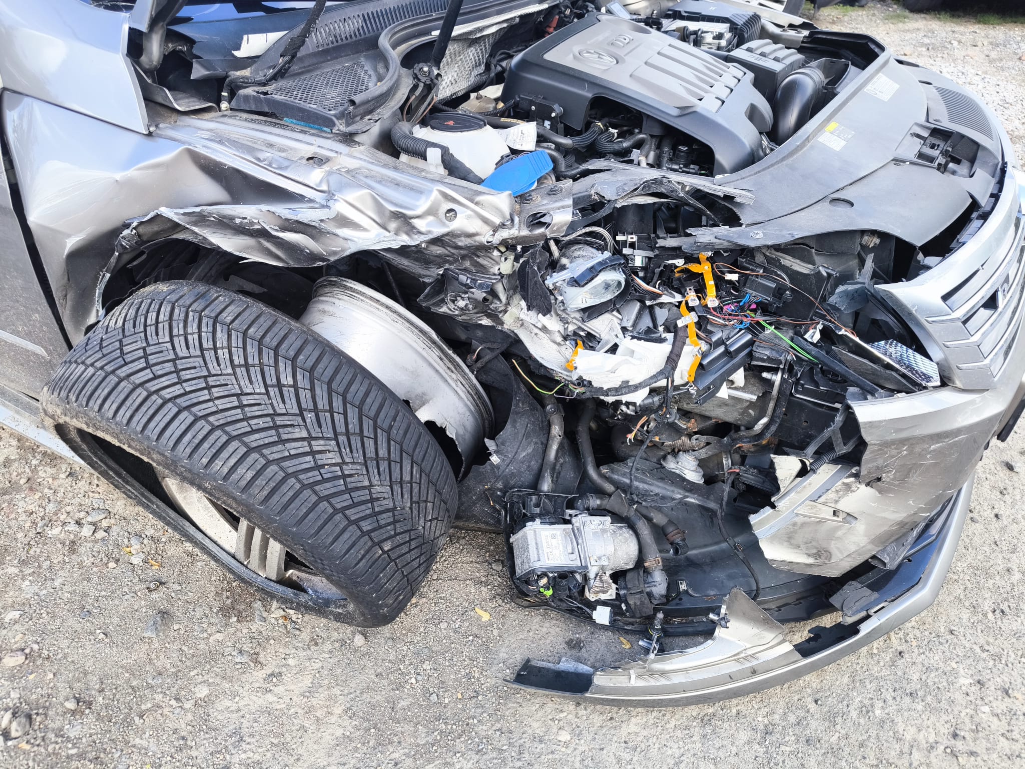 Stark beschädigtes Auto nach Unfall vorne rechts als Beispiel für Unfallwagen in Germering verkaufen