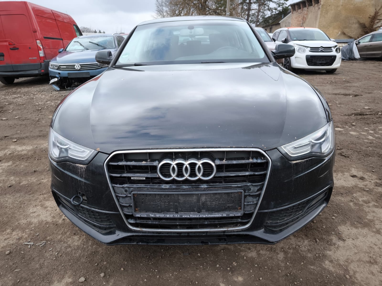 Audi A5 mit Getriebeschaden auf Schotterplatz für Gebrauchtwagenverkauf in Gießen