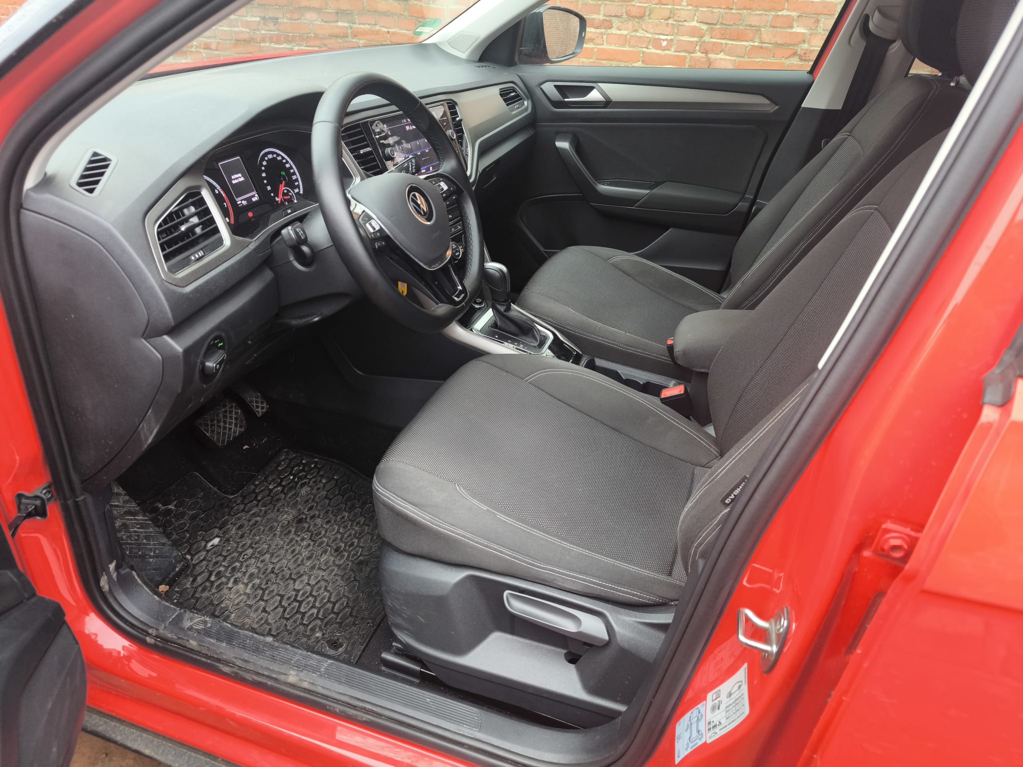 VW Innenraum eines bereits verkauften roten Autos für schnellen Auto Verkauf in Gießen