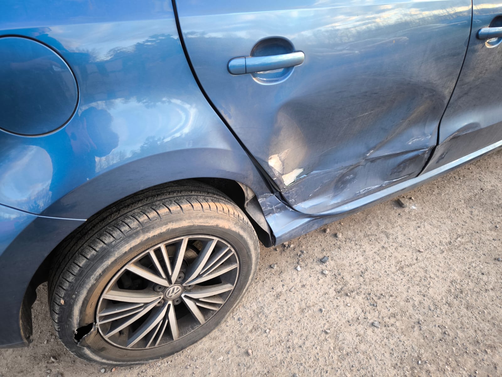 Beschädigter VW Golf mit starkem Seitenschaden nach Unfall in Gifhorn verkaufen