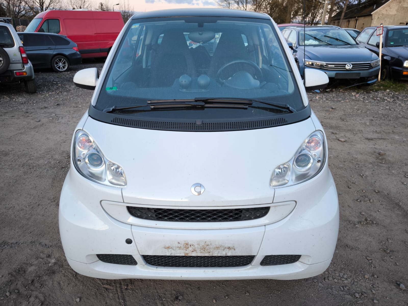 Weißer Smart Fortwo mit Getriebeschaden auf Schotterplatz in Gladbeck bereits verkauft an Autoankäufer