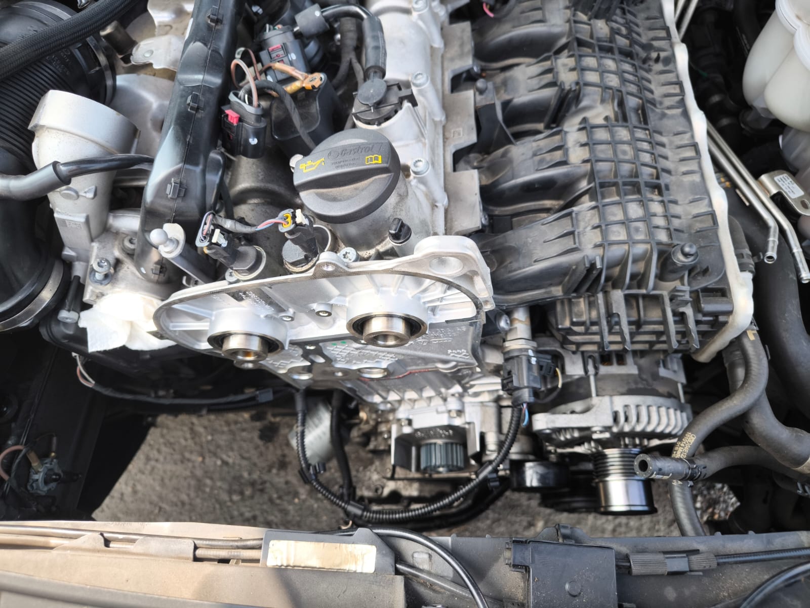 Motorraum eines Autos mit Getriebeschaden in Göppingen verkaufen