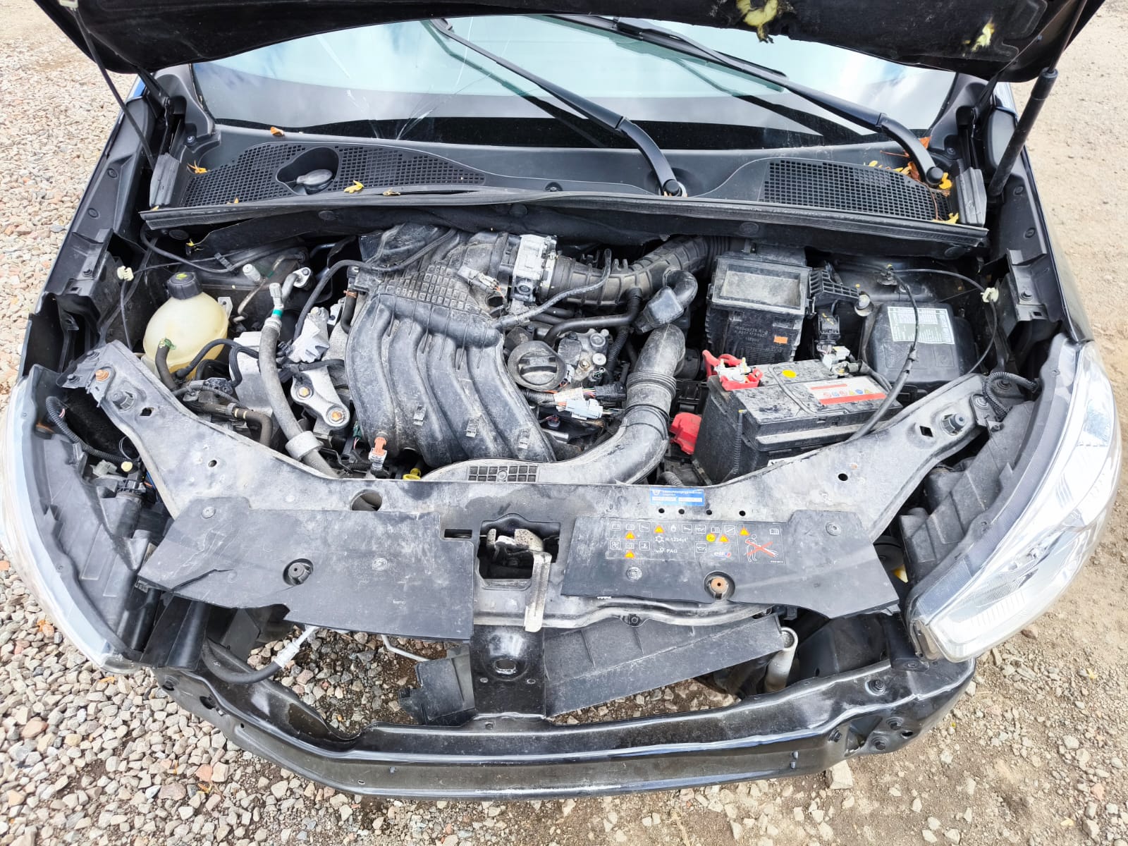 Beschädigter Motorraum eines Unfallwagens mit Frontschaden in Göppingen zum Verkaufen