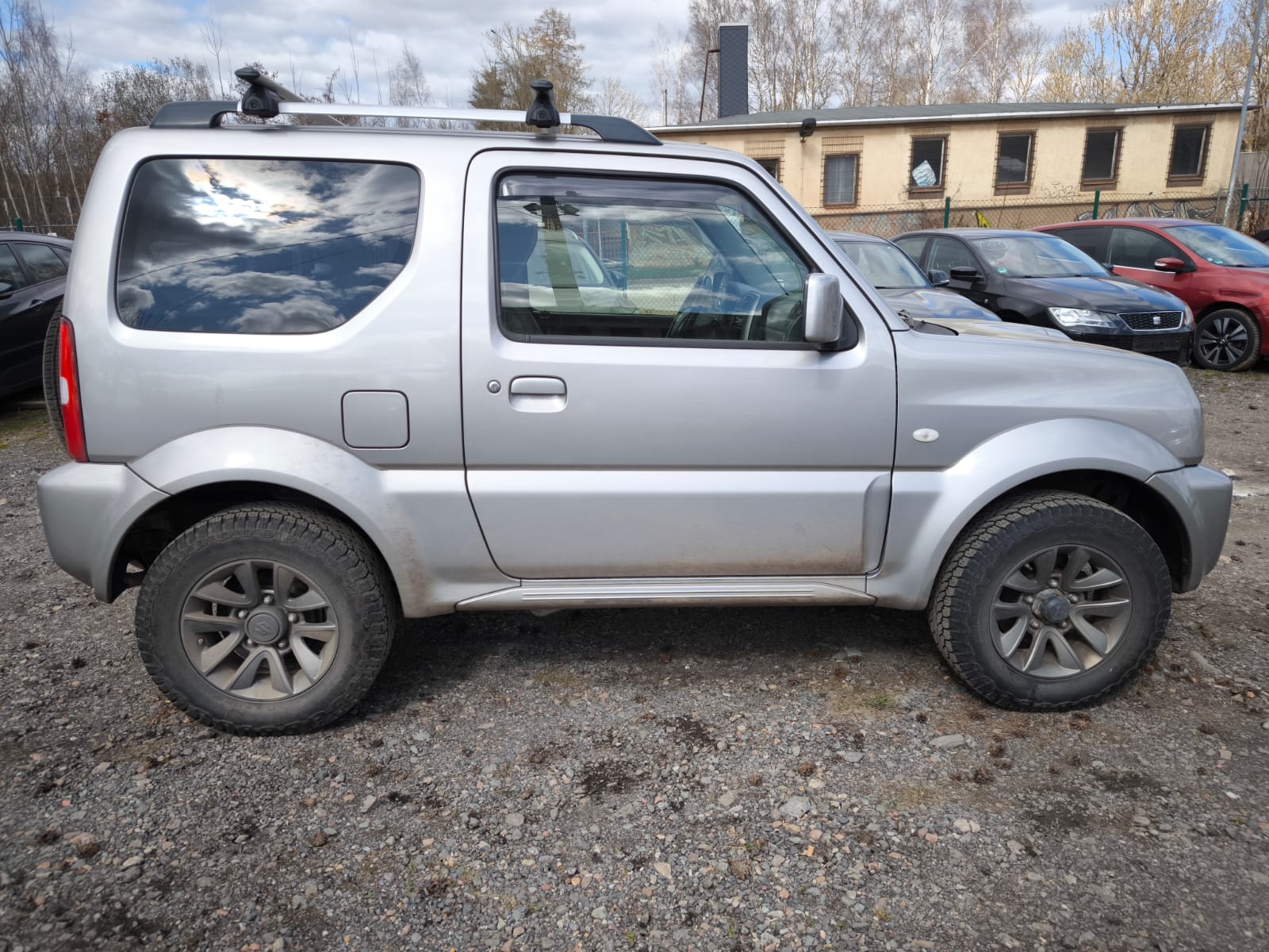 Silberner Suzuki Jimny bereits verkauft auf Schotterplatz als Beispiel für Auto verkaufen in Görlitz vom ersten Online-Angebot bis zur schnellen Auszahlung