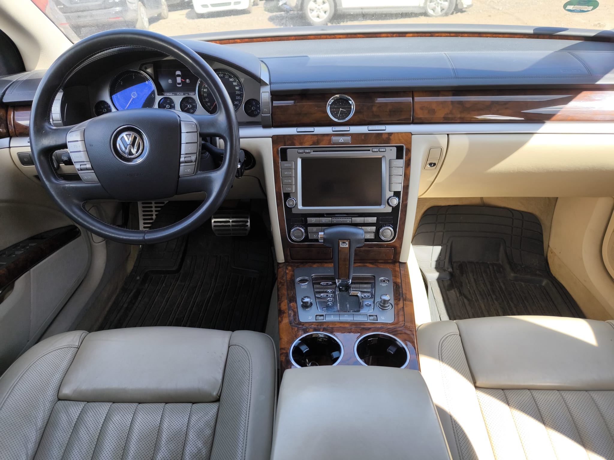 Volkswagen Phaeton Innenraum in Göttingen bereits verkauft an professionellen Autoankäufer nach Motorschaden