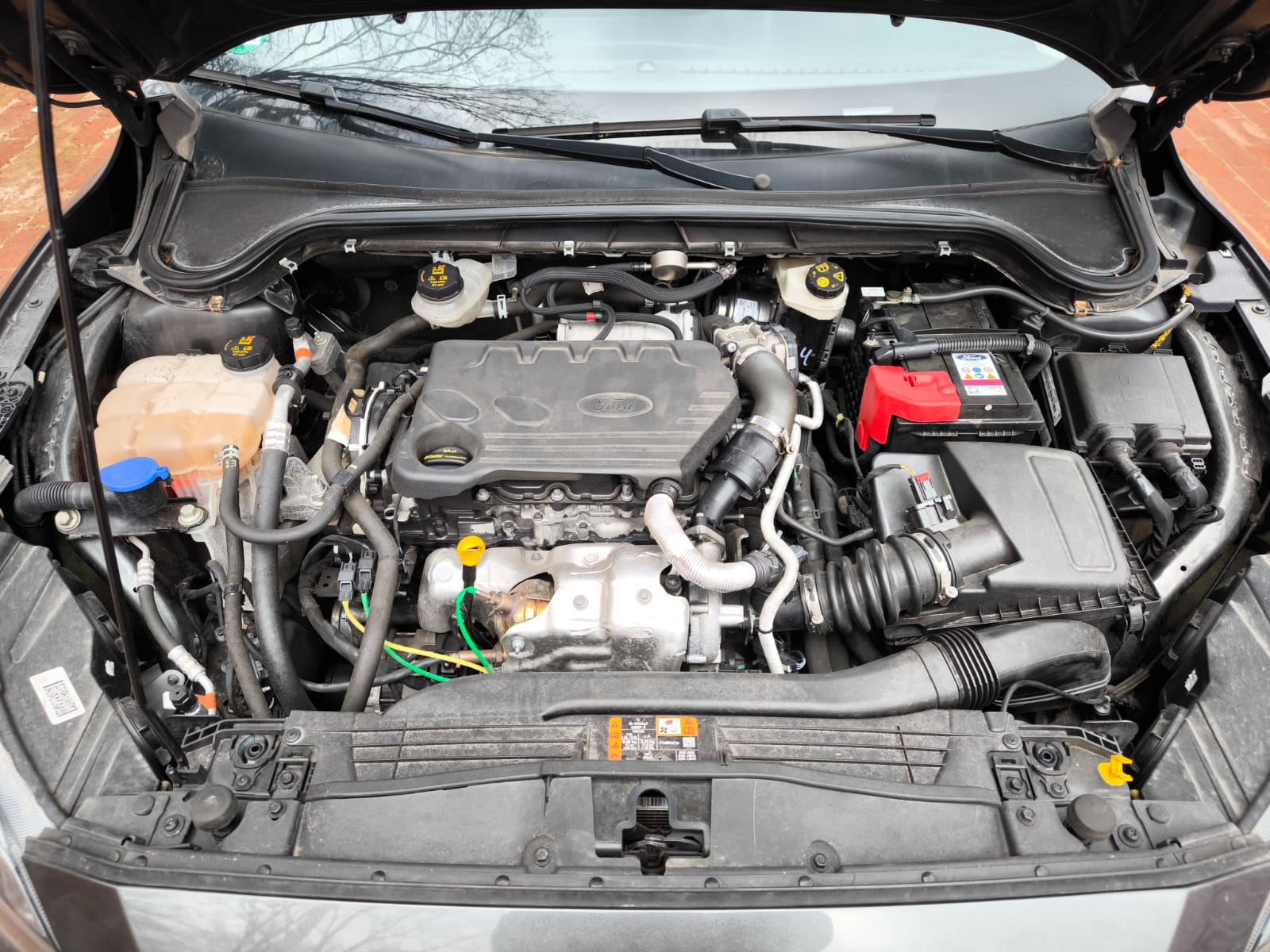 Ford Motorraum einer gebrauchten Limousine mit Getriebeschaden in Goslar verkaufen