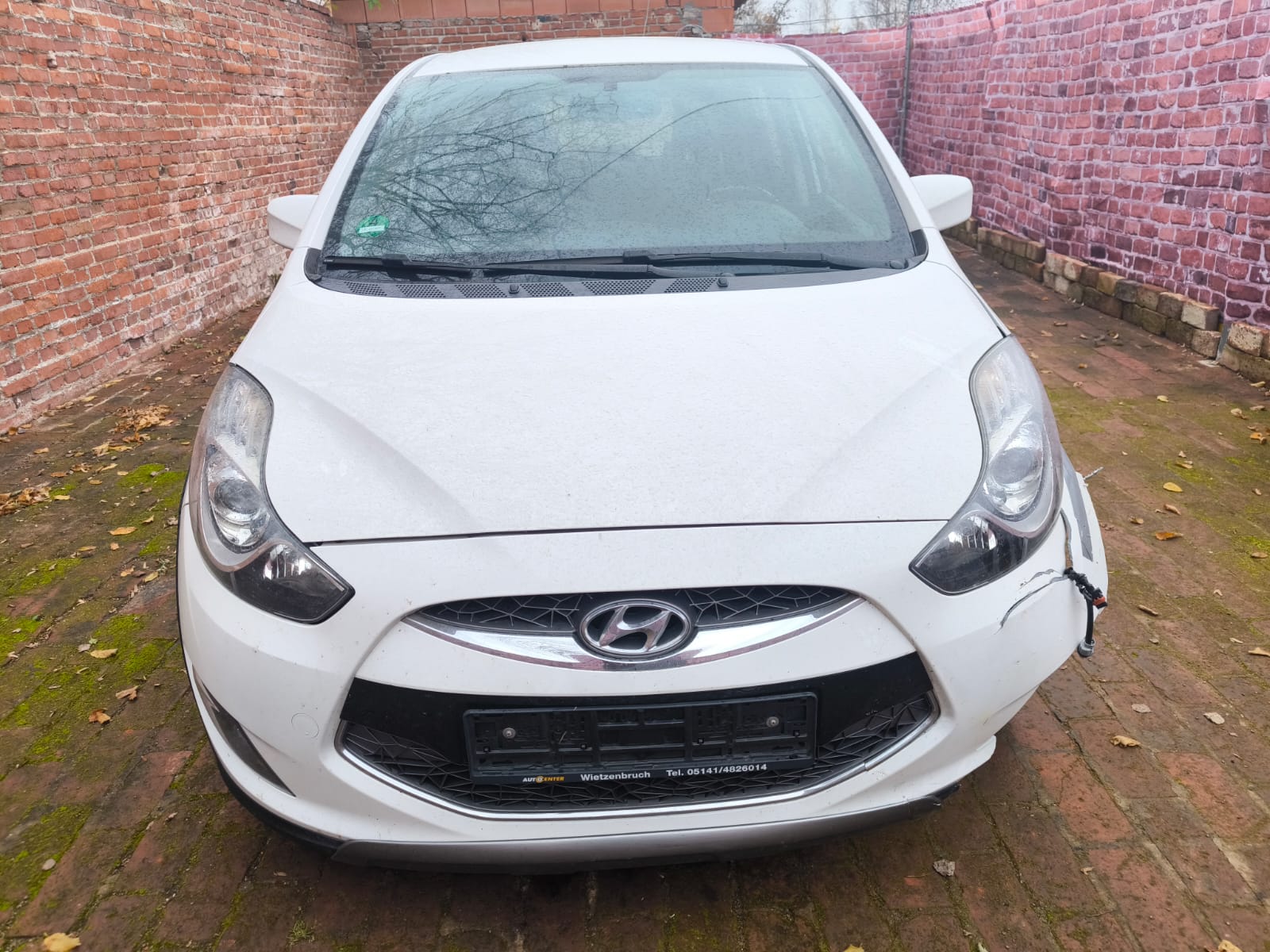 Weißer Hyundai mit Frontschaden nach Unfall in Goslar verkaufen