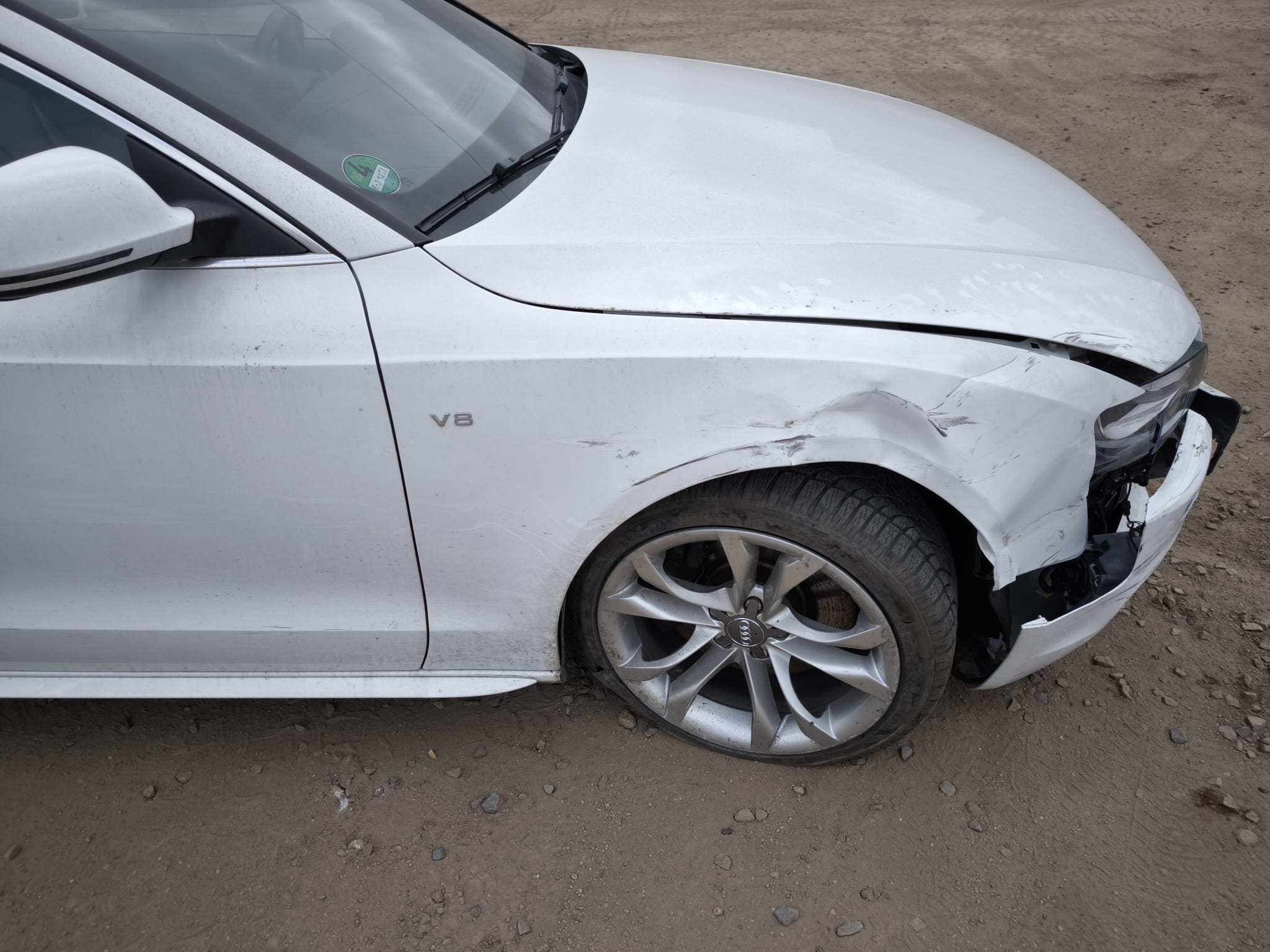 Beschädigter Audi V8 mit Frontschaden nach Unfall in Gotha als Beispiel zum Auto verkaufen