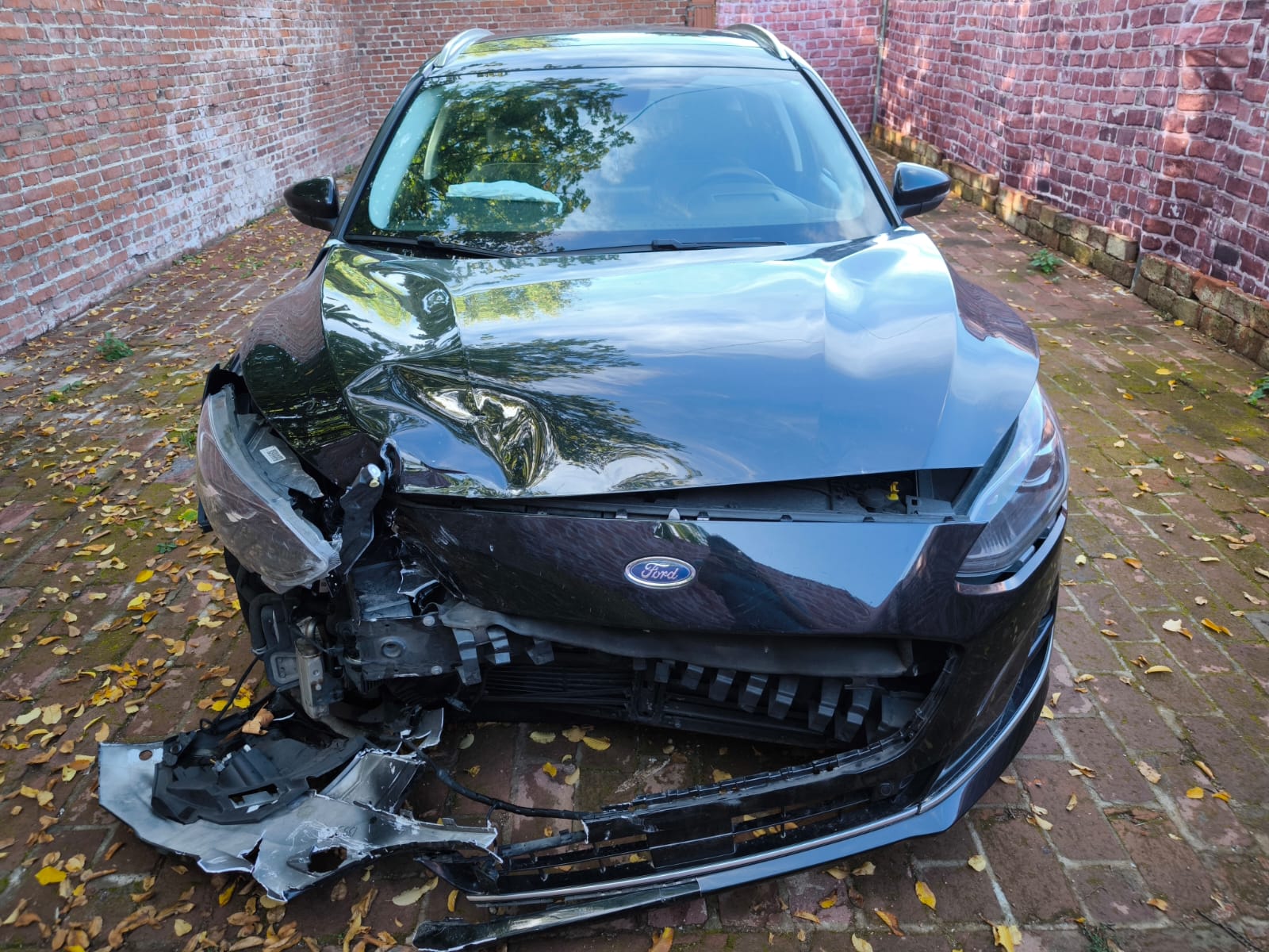 Ford SUV mit starkem Frontschaden nach Unfall in Greifswald verkaufen